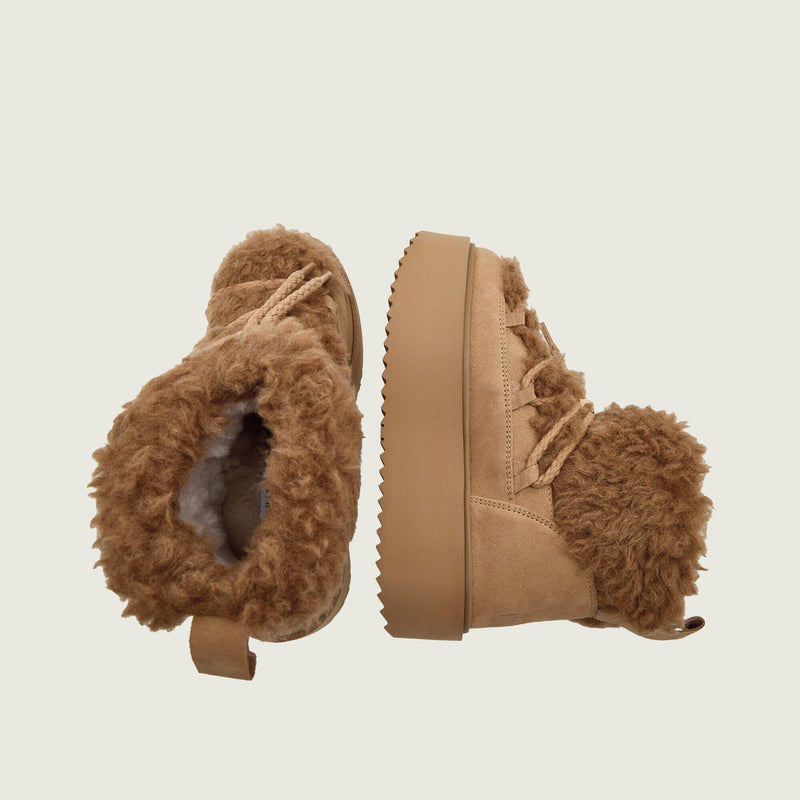 Combinație de piele întoarsă și material teddy